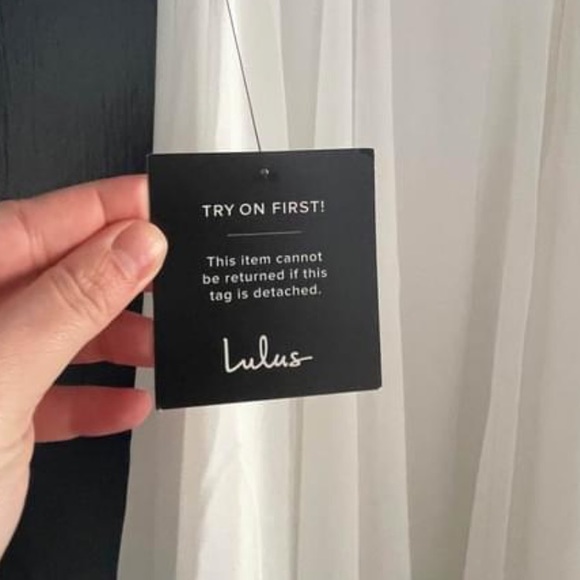 Beautiful dress size 8, but runs small. - Picture 4 of 7